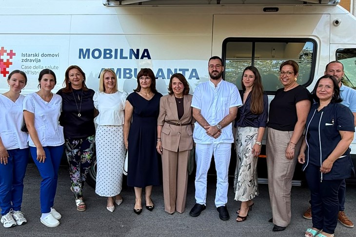 Mobilni tim čine liječnik i medicinska sestra koji prema tjednom rasporedu obilaze udaljena, ruralna i teško dostupna naselja Foto: Ministarstvo zdravstva