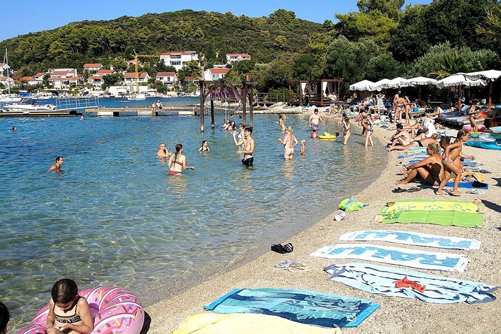 Plaža u gradu Korčuli.                                                      Foto: Silverije, CC0, via Wikimedia Commons