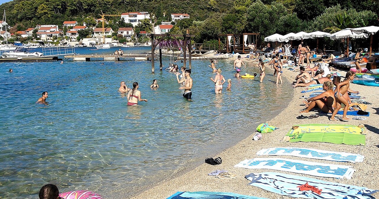 Plaža u gradu Korčuli.                                                      Foto: Silverije, CC0, via Wikimedia Commons