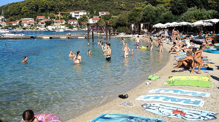 Plaža u gradu Korčuli.                                                      Foto: Silverije, CC0, via Wikimedia Commons