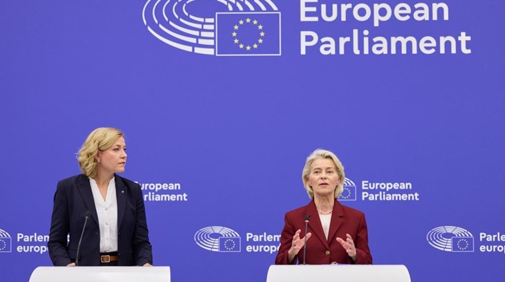 Ursula von der Leyen, predsjednica Europske komisije, i Henna Virkkunen, izvršna potpredsjednica Europske komisije za tehnološku suverenost, sigurnost i demokraciju, na tiskovnoj konferenciji o Aktu EU-a o zaštiti djece (EU Kids Act) u Strasbourgu, Francuska.© European Union, 2026 / Dati Bendo, licensed under CC BY 4.0
