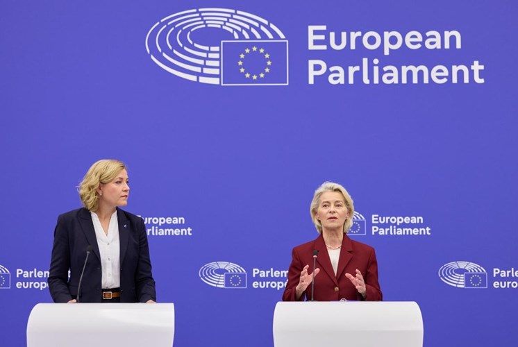 Ursula von der Leyen, predsjednica Europske komisije, i Henna Virkkunen, izvršna potpredsjednica Europske komisije za tehnološku suverenost, sigurnost i demokraciju, na tiskovnoj konferenciji o Aktu EU-a o zaštiti djece (EU Kids Act) u Strasbourgu, Francuska.© European Union, 2026 / Dati Bendo, licensed under CC BY 4.0
